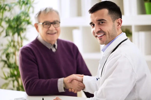 医者が患者と握手を交わしています。 — ストック写真