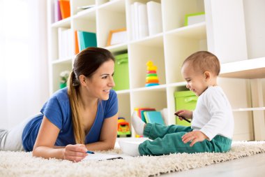 Mutlu aile çizim katta birlikte gülümseyen