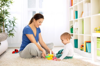 Mutlu aile oyuncakları ile oynarken gülümseyen