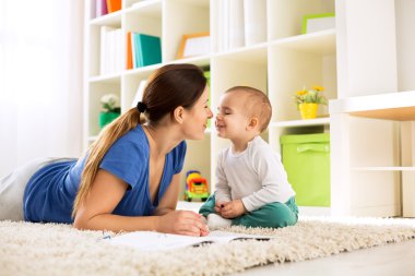 Aile Evde yerde oynamak