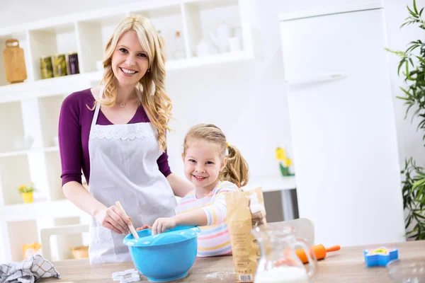 Senyum anak dan ibu memasak bersama-sama — Stok Foto