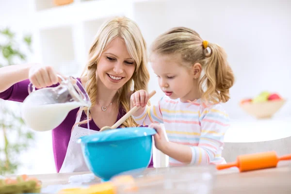 Ibu dan anak membuat pancake — Stok Foto