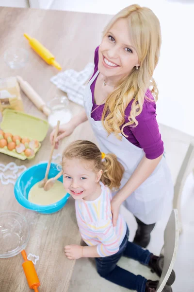 Мать и дочь смешивают тесто — стоковое фото