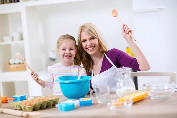 Bahagia ibu dan anak memasak bersama-sama — Stok Foto