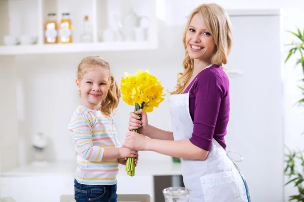 快乐妈妈和女儿与鲜花 — 图库照片