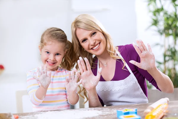 Madre e hija haciendo pan y mostrando las manos —  Fotos de Stock