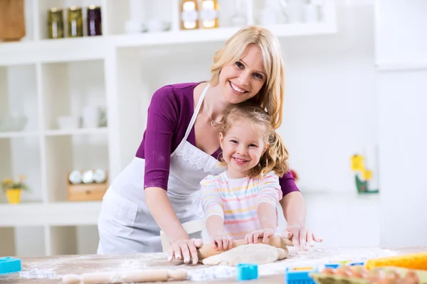 Tersenyum bahagia ibu dan anak di dapur — Stok Foto