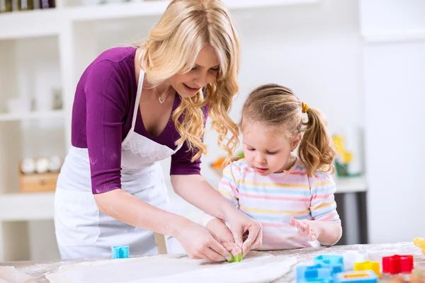 Tochter und Mutter backen Plätzchen — Stockfoto