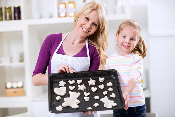 Ibu dan anak dengan kue berbentuk — Stok Foto