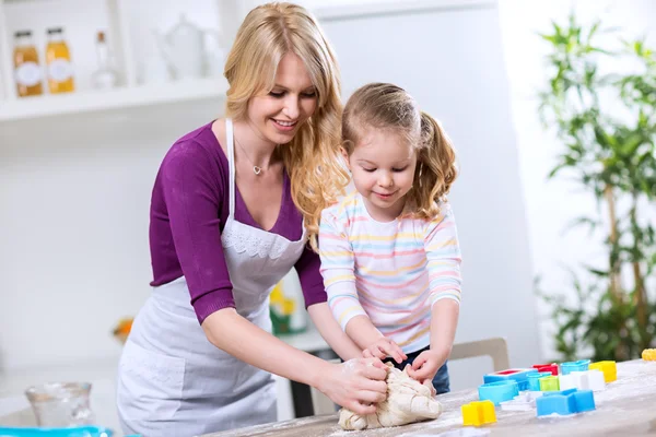 Hija y madre hacen croissants — Foto de Stock
