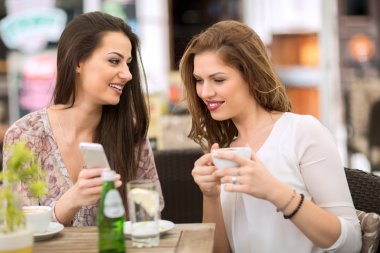 kahve bardakları ile gülümseyen genç kadın