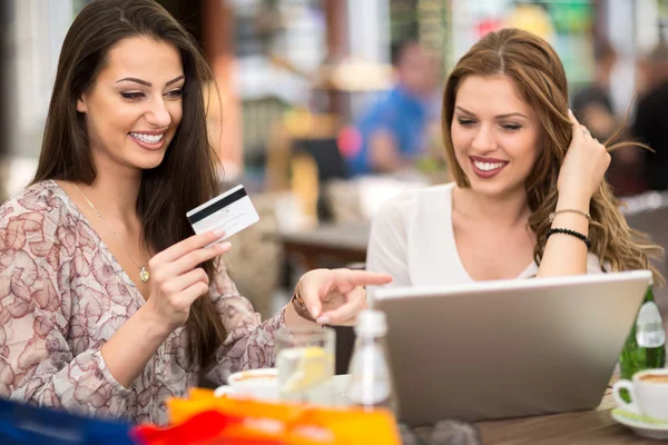 Happy smiling female friends shooping online — Stock Photo, Image
