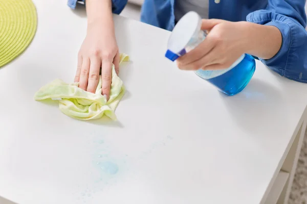 Young woman cleaning the table with a cloth — Stock Photo, Image