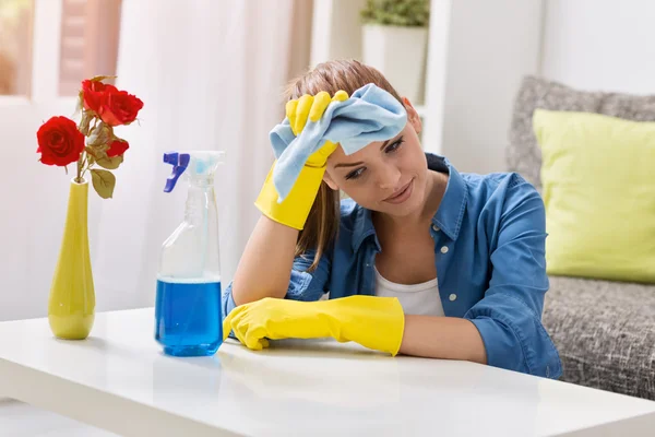 Lelah frustrasi dan kelelahan wanita membersihkan rumah — Stok Foto