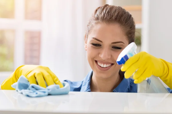 Wanita melakukan pekerjaan rumah tangga — Stok Foto