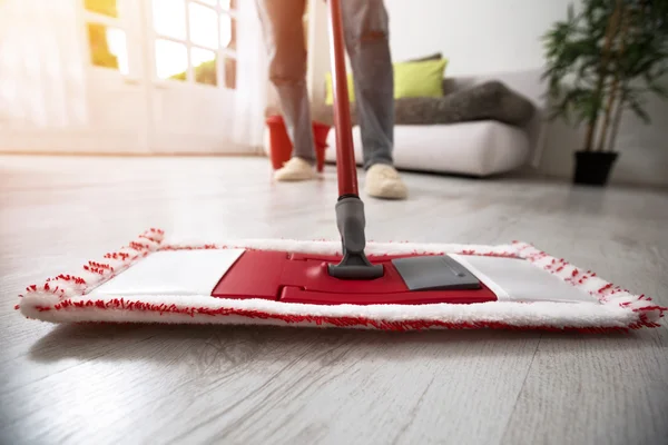 Mopping and cleaning room — Stock Photo, Image