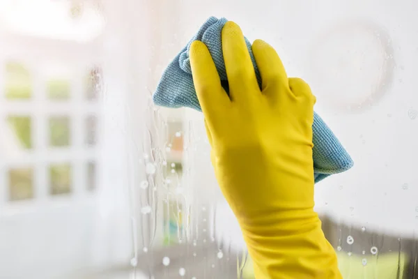 Glas mit Tuch und Handschuhen reinigen — Stockfoto