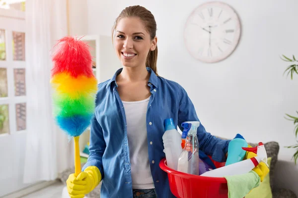 Lächelndes Mädchen mit der Ausrüstung für die Reinigung — Stockfoto