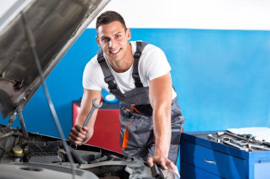 Çekici genç makinist