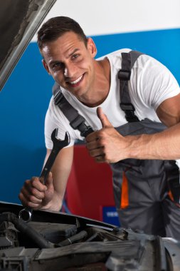 gülümseyen başarılı makinist