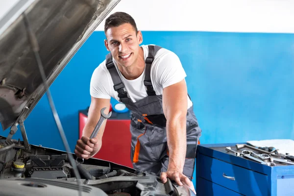 Çekici genç makinist