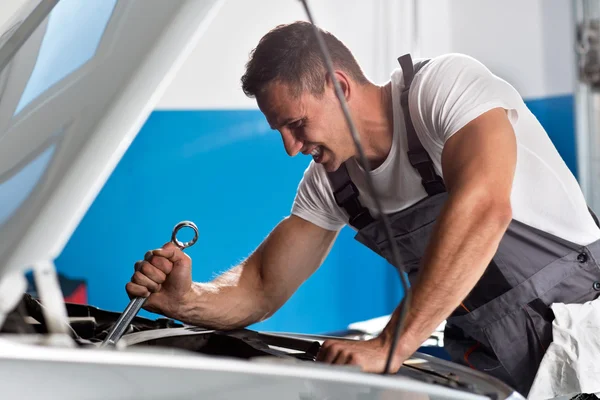 Bir atölyede çalışkan