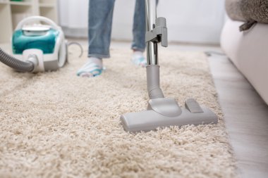 Elektrikli süpürge ile kadın