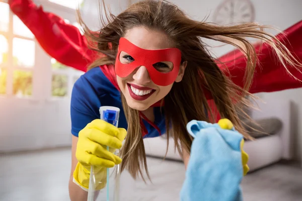 Wanita pahlawan super yang menarik terbang melalui ruangan dengan kain pel — Stok Foto