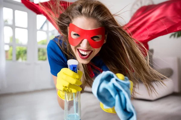 Wanita pahlawan super yang menarik terbang melalui ruangan dengan kain pel — Stok Foto