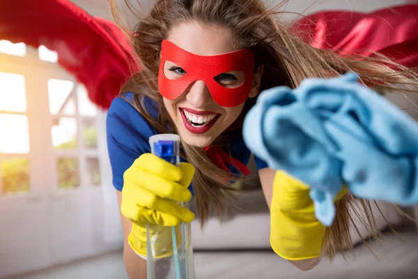 Superhero wanita terbang melewati ruangan dengan kain pel — Stok Foto