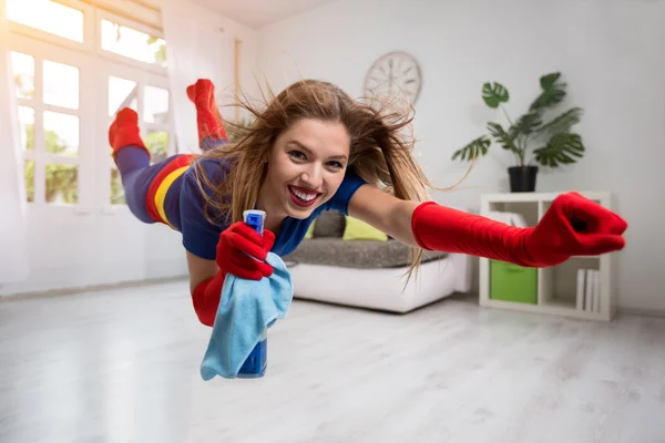 Mujer bonita superhéroe volando por la habitación con una fregona —  Fotos de Stock