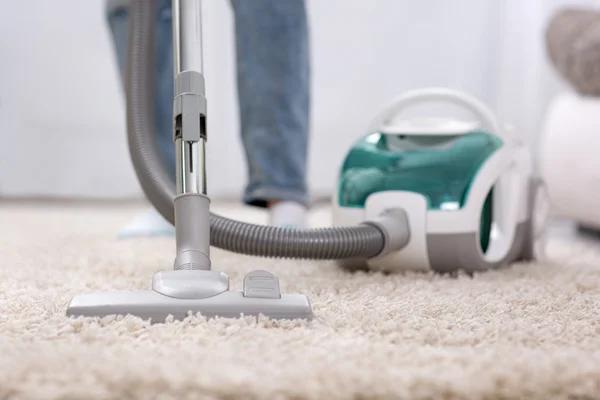 Cleaning carpet with vaccum cleaner — Stock Photo, Image