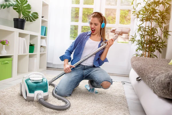 Gadis lucu dengan vacuum cleaner — Stok Foto