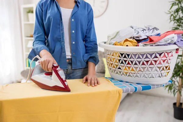 Blusa de planchar mujer sobre tabla de planchar, primer plano —  Fotos de Stock