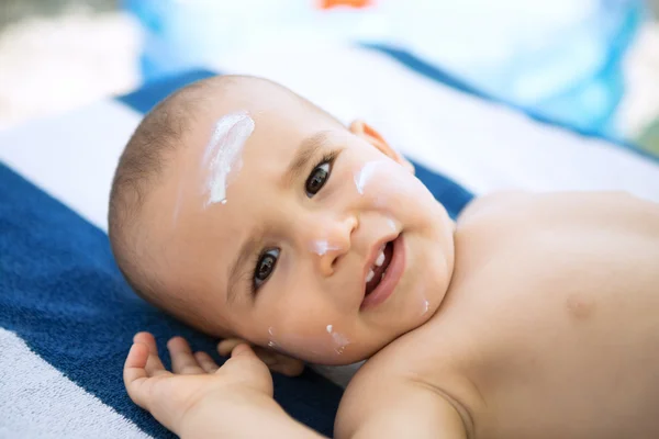 Bébé souriant profiter en vacances à la plage — Photo