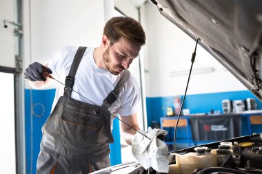 Arabada yağ seviye kontrol