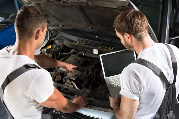 Trabajar juntos en el problema de diagnóstico — Foto de Stock