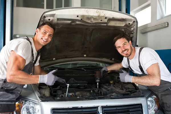 Mecánica sonriente éxito reparación coche — Foto de Stock