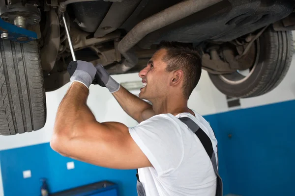 Trabajador duro debajo del coche — Foto de Stock