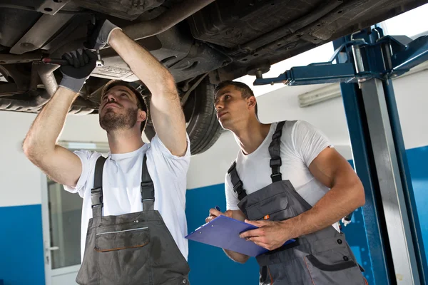 Teamwork in a workshop — Stock Photo, Image