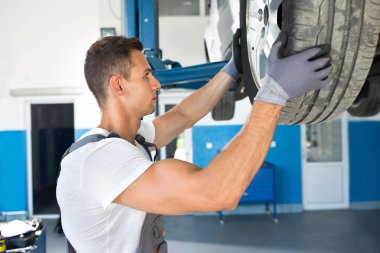 Denetim, cheking ve bir tekerlek üzerinde bir araba değiştirme