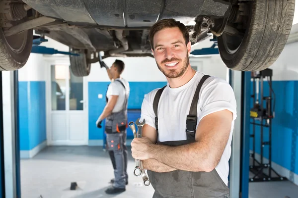 Mecánico sonriente con herramientas — Foto de Stock