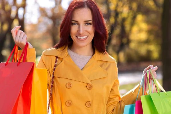 Hermosa mujer sonriente con bolsas de compras — Foto de Stock