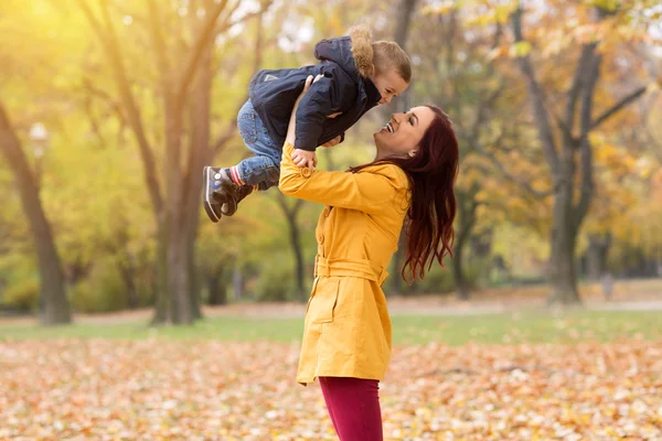 Anne ve oğlu sonbahar parkta oynarken — Stok fotoğraf