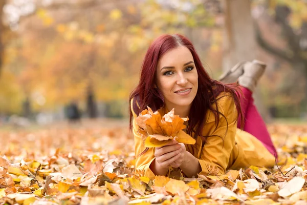 Bella donna a riposo nel parco naturale autunno — Foto Stock