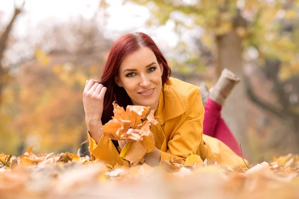 Mulher bonita desfrutar na natureza parque de outono — Fotografia de Stock