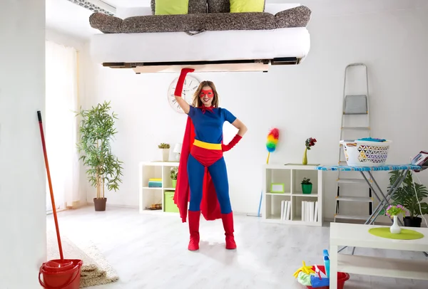 Super héros femme prête pour le nettoyage de la maison — Photo