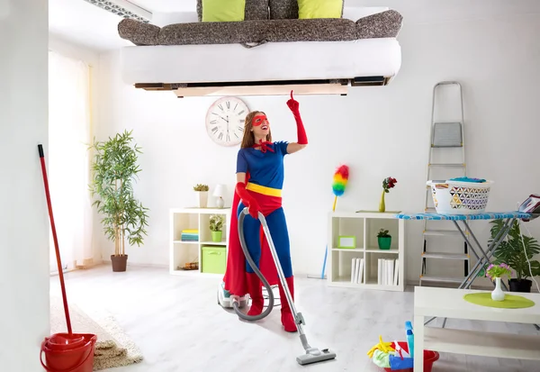 Süper kahraman kadın kılık değer elektrik süpürgesi kullanın — Stok fotoğraf