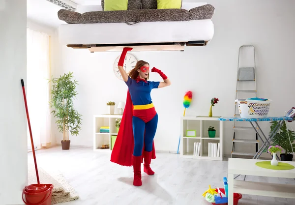 Sexy sterke super held vrouw met slecht in de lucht — Stockfoto