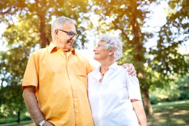 Parkta sarılma kıdemli mutlu çift